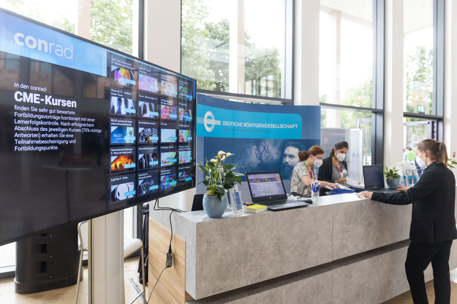 Besucher vor dem RMCC